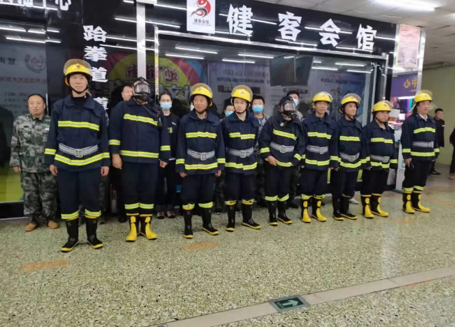 居安思危，防患未“燃”——鞍勤商業(yè)開展消防應(yīng)急逃生演練(圖4)