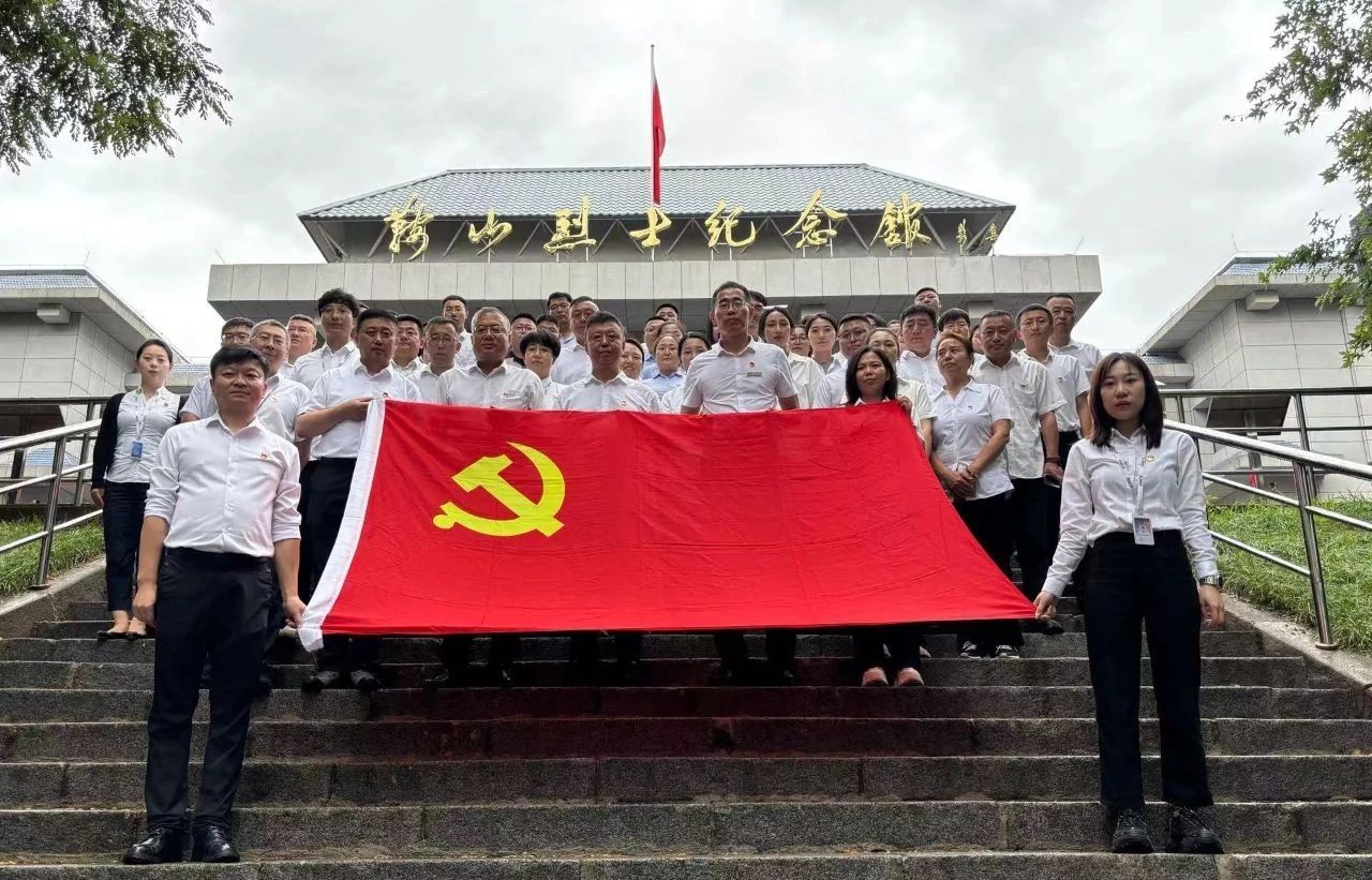 鞍勤集團、公服集團開展“憶初心、強黨性、轉作風、建新功”慶“七·一”主題黨日活動